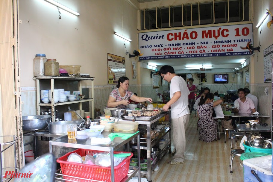 Qu&aacute;n ch&aacute;o mực tự chọn gần 25 năm ở quận Nhất - Ảnh 1.