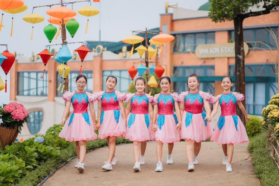 Ngắm hội trăng rằm lần đầu khuấy động đỉnh n&uacute;i B&agrave; Đen dịp Trung thu - Ảnh 2.