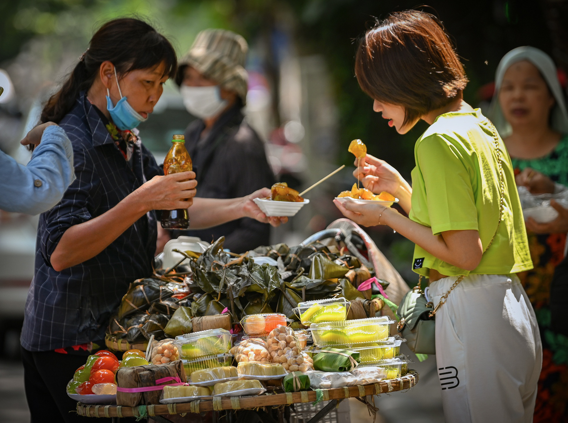 Khoảnh khắc H&agrave; Nội trong m&ugrave;a đẹp nhất năm - Ảnh 21.
