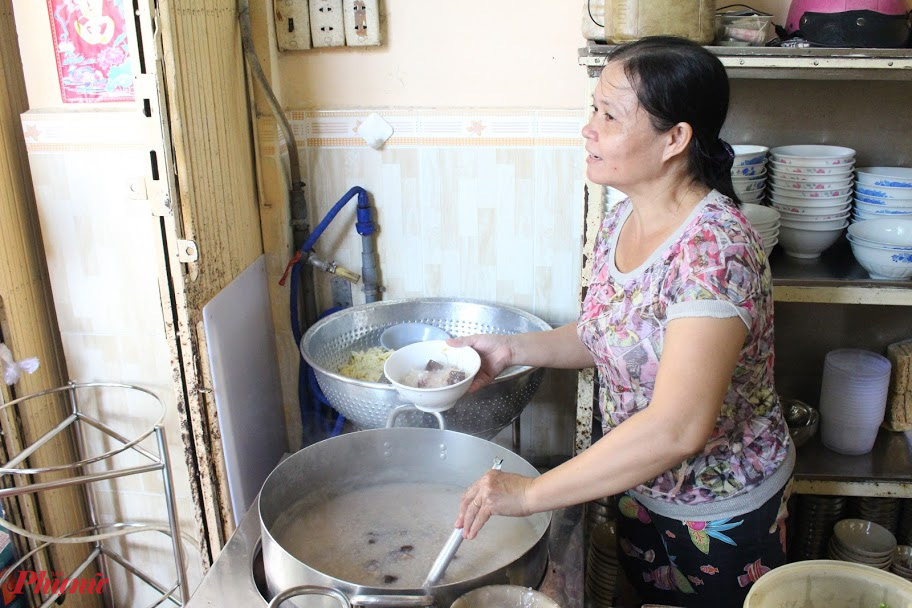 Qu&aacute;n ch&aacute;o mực tự chọn gần 25 năm ở quận Nhất - Ảnh 3.