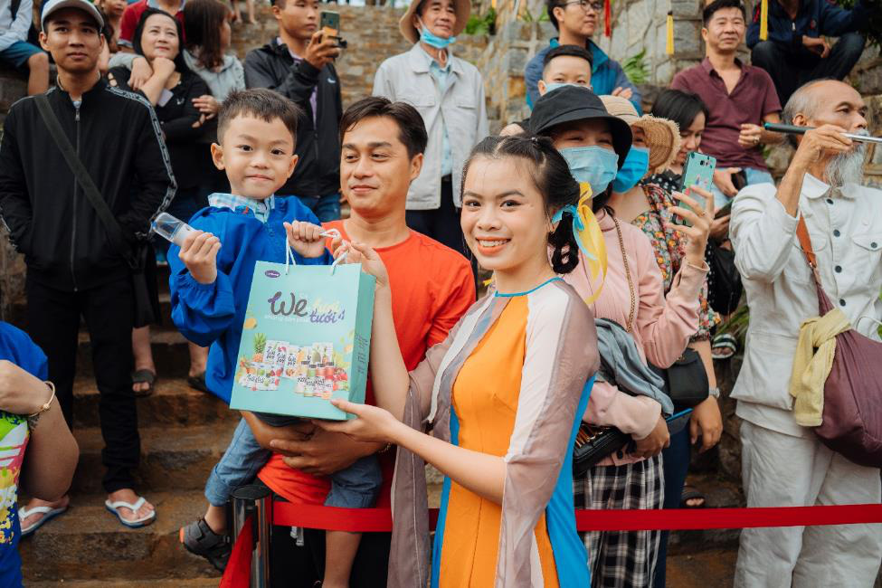 Ngắm hội trăng rằm lần đầu khuấy động đỉnh n&uacute;i B&agrave; Đen dịp Trung thu - Ảnh 6.