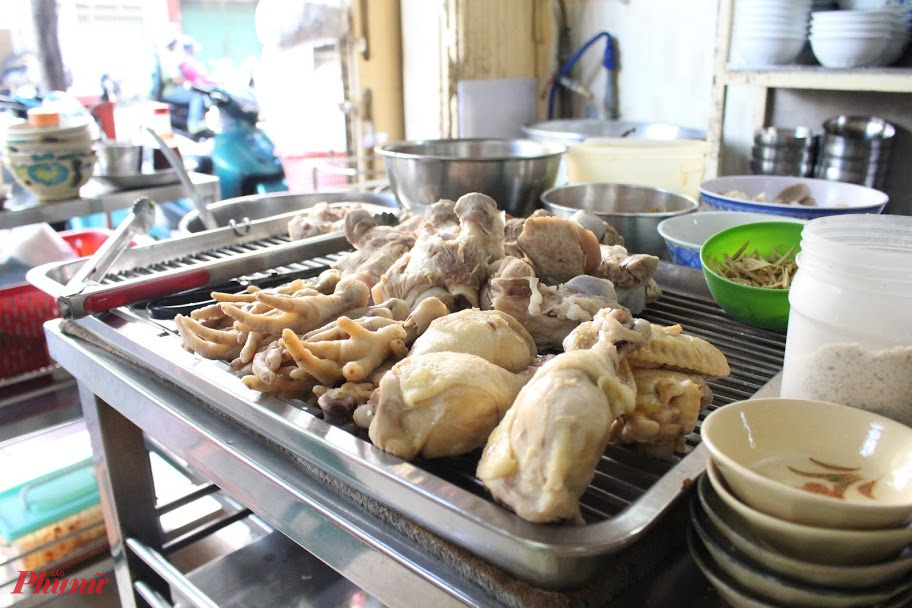 Qu&aacute;n ch&aacute;o mực tự chọn gần 25 năm ở quận Nhất - Ảnh 5.