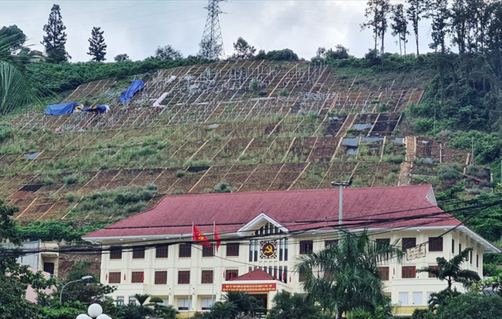 C&ocirc;ng tr&igrave;nh khẩu hiệu 11 chữ hơn 10 tỉ đồng: Th&aacute;o dỡ kiểm tra, kh&ocirc;ng phải dừng thi c&ocirc;ng - Ảnh 1.