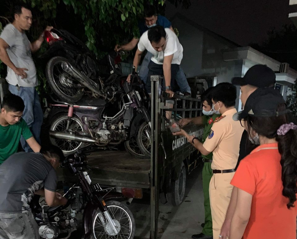 Công an lật mặt hai gã đàn ông ở ngã tư Bà Hom, quận 6