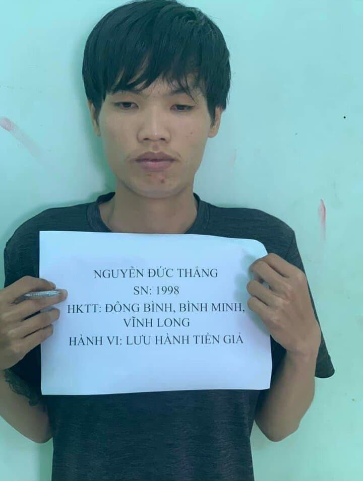 Bắt giữ nam thanh ni&ecirc;n d&ugrave;ng tiền giả mua thẻ c&agrave;o điện thoại - Ảnh 1.