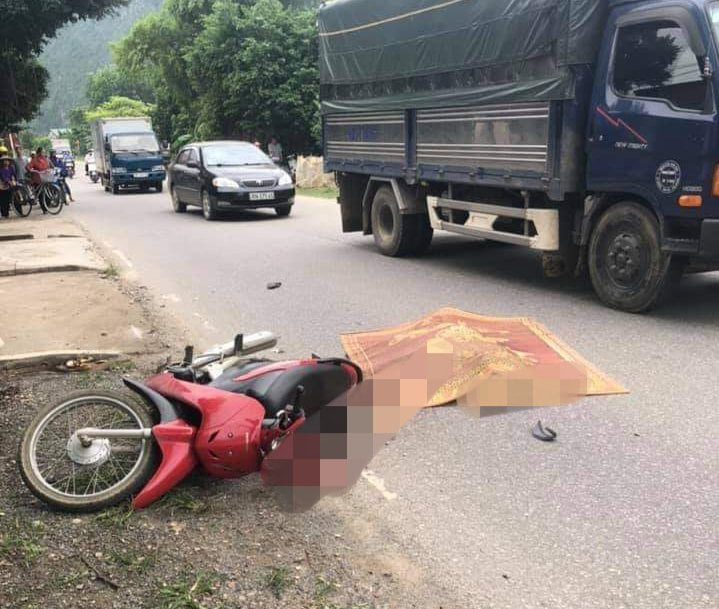 Đi xe máy từ đường nhánh ra va chạm với xe tải, người phụ nữ tử vong