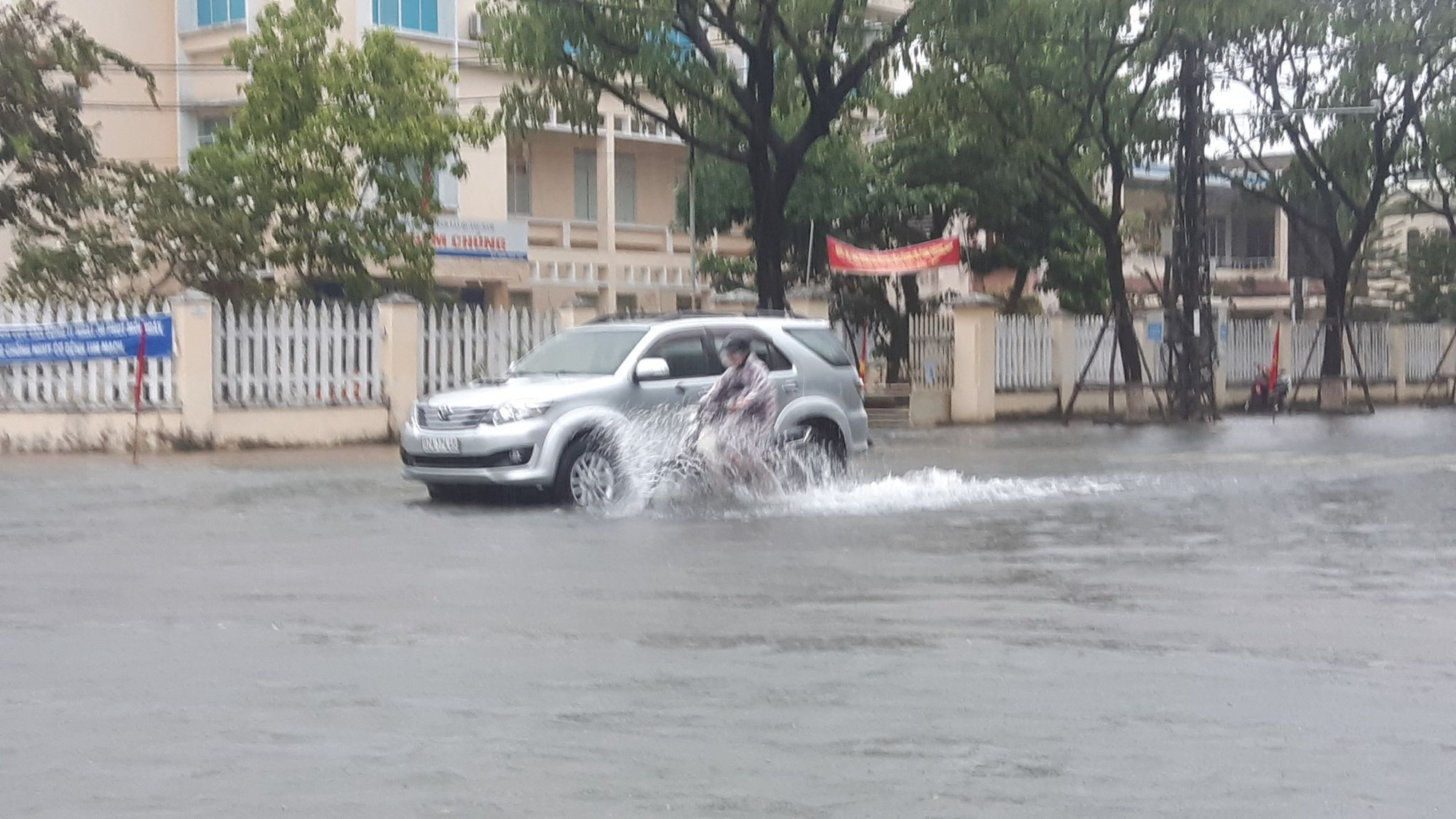 Quảng Nam mưa trắng trời, đường phố l&ecirc;nh l&aacute;ng, nh&agrave; d&acirc;n tốc m&aacute;i - Ảnh 5.