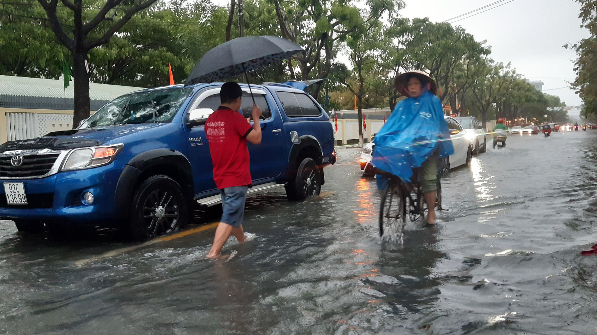 Quảng Nam mưa trắng trời, đường phố l&ecirc;nh l&aacute;ng, nh&agrave; d&acirc;n tốc m&aacute;i - Ảnh 4.