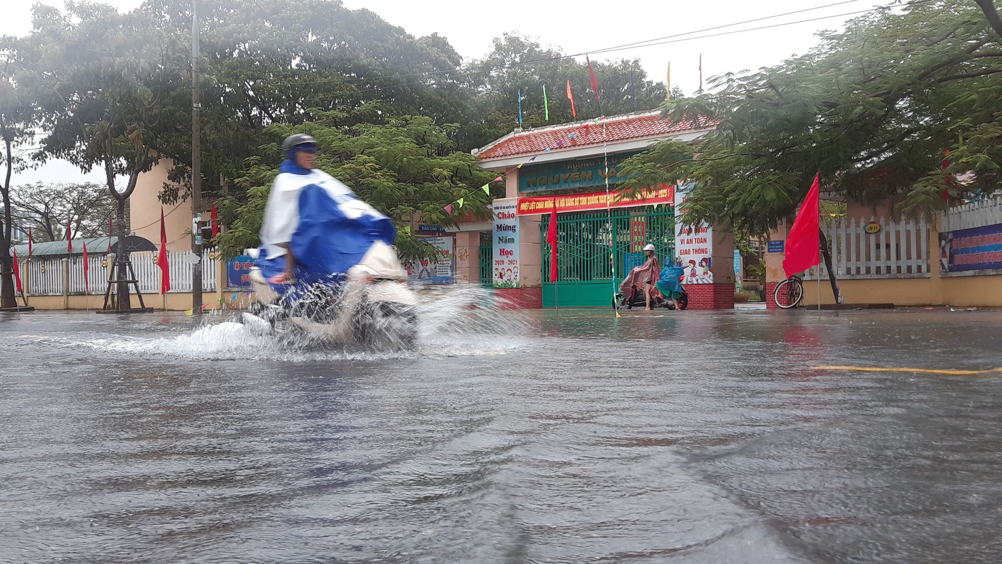 Quảng Nam mưa trắng trời, đường phố l&ecirc;nh l&aacute;ng, nh&agrave; d&acirc;n tốc m&aacute;i - Ảnh 3.