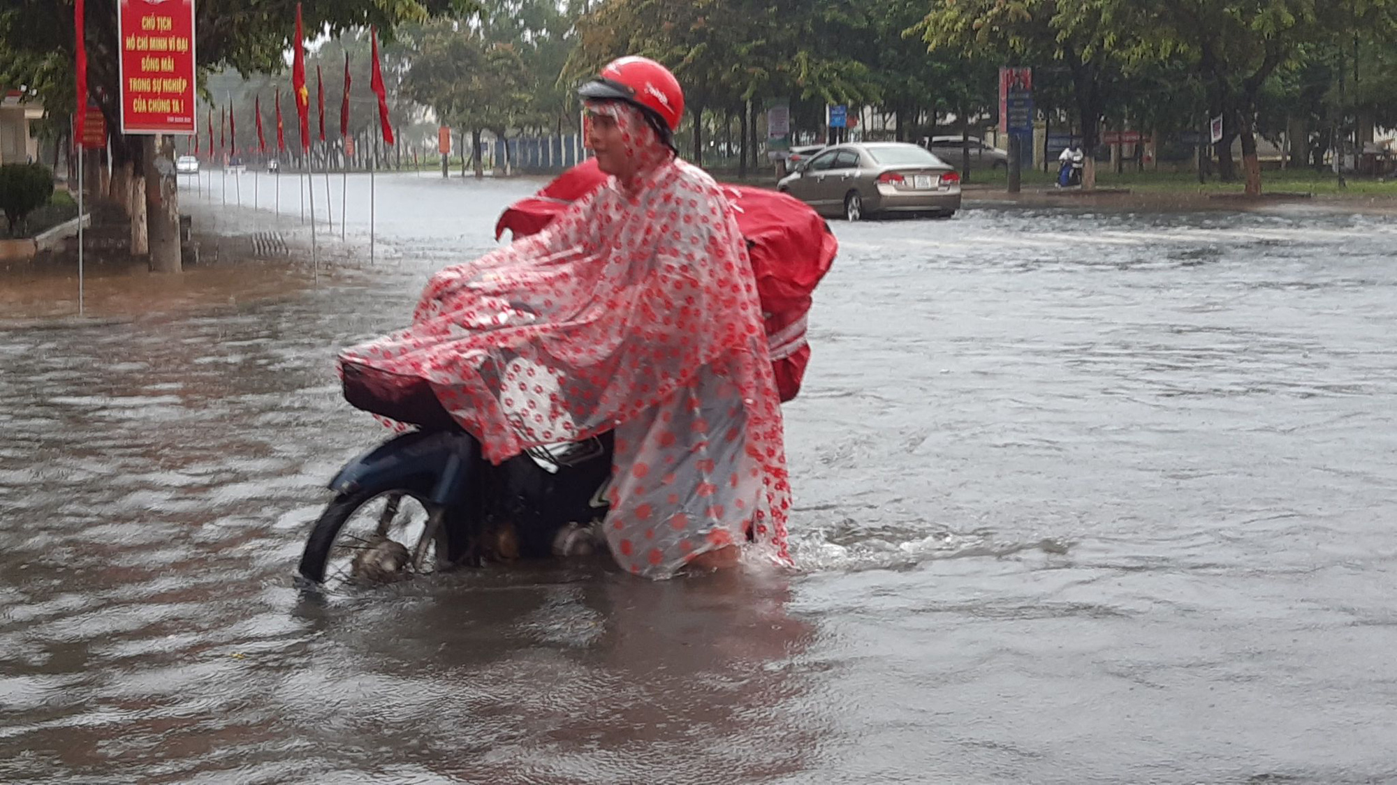 Quảng Nam mưa trắng trời, đường phố l&ecirc;nh l&aacute;ng, nh&agrave; d&acirc;n tốc m&aacute;i - Ảnh 11.