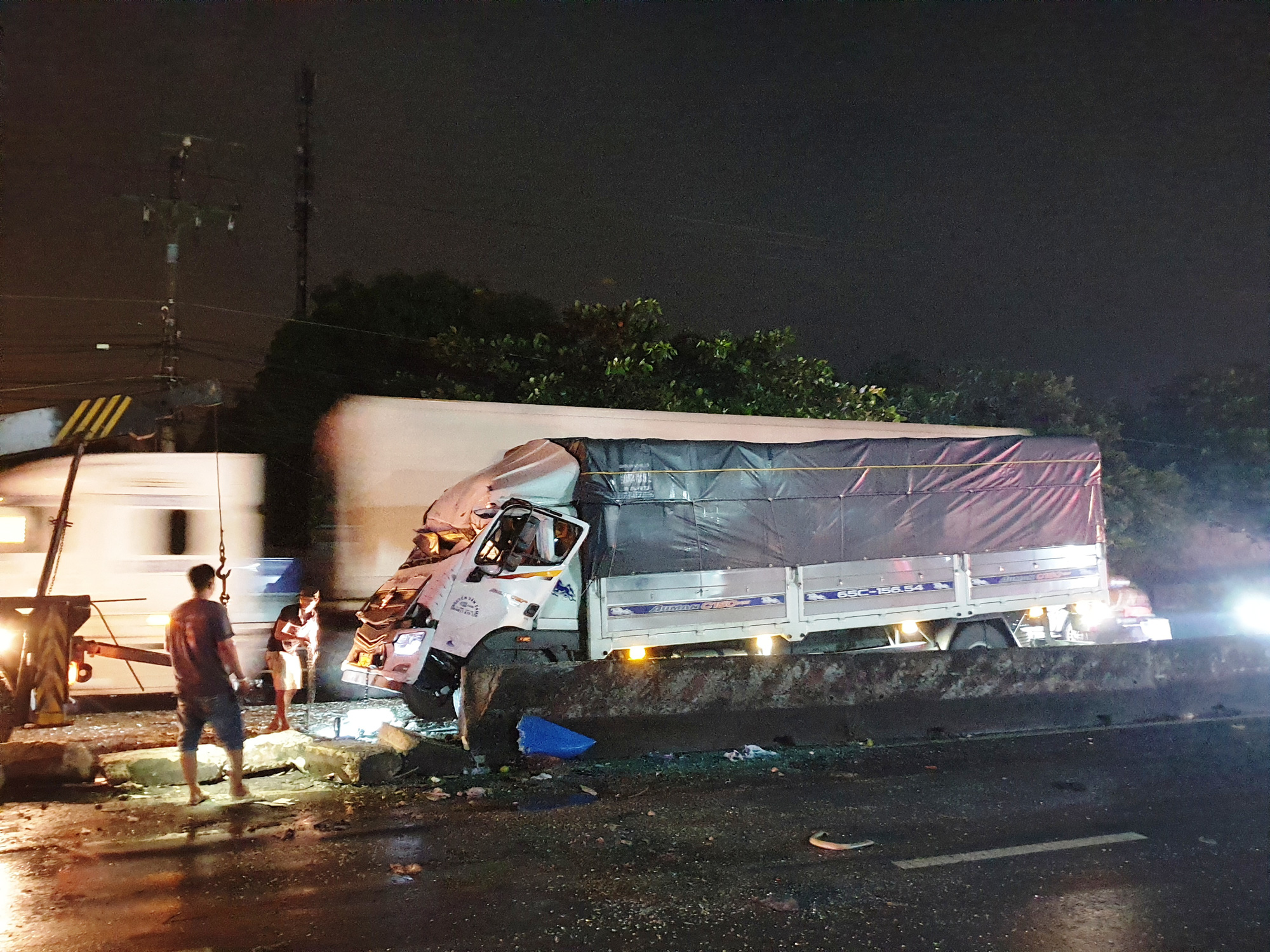 Tai nạn kinh ho&agrave;ng, 1 người chết, 19 người bị thương - Ảnh 2.