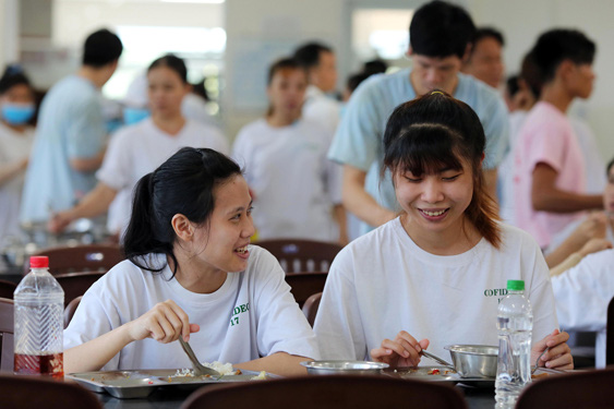 BỮA ĂN CHO CÔNG NHÂN RẤT QUAN TRỌNG (*): Quyết liệt với bữa ăn giữa ca