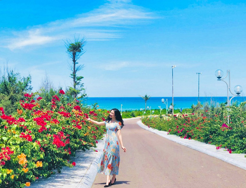 Du h&iacute; Quy Nhơn: Nhất định phải check-in con đường hoa ven biển vạn người m&ecirc; - Ảnh 1.