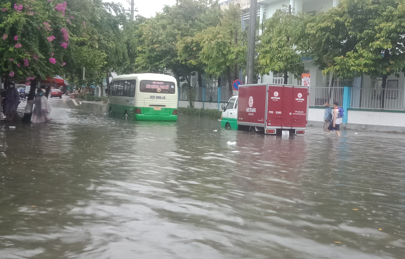 Quảng Nam mưa trắng trời, đường phố l&ecirc;nh l&aacute;ng, nh&agrave; d&acirc;n tốc m&aacute;i - Ảnh 8.