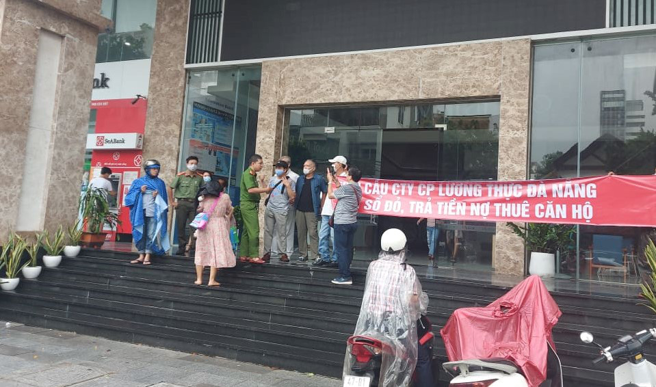 Đà Nẵng: Dân đội mưa căng băng rôn,  đòi chủ đầu tư trả lại lối đi cho chung cư cao cấp