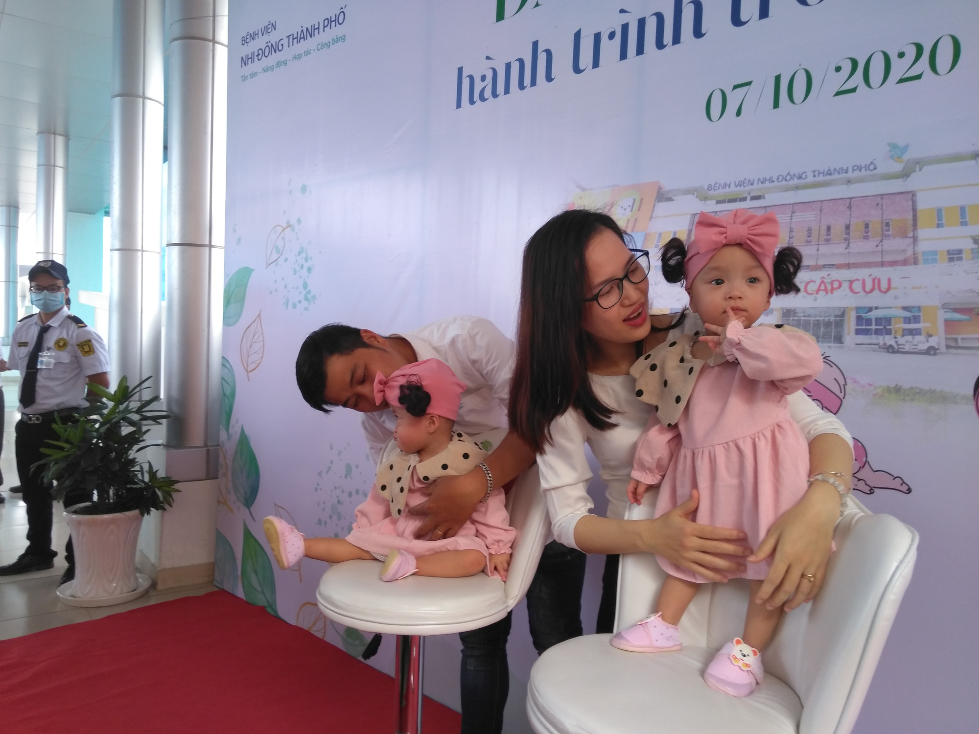 Sáng nay, hai bé Trúc Nhi-Diệu Nhi xuất viện - Ảnh 2.