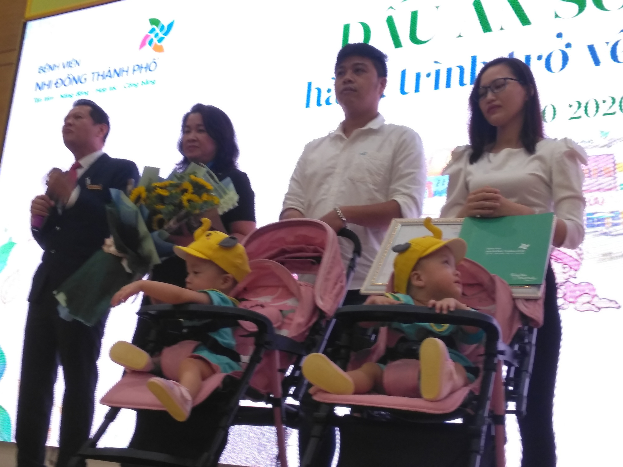 Ph&uacute;t nghẹn l&ograve;ng của vợ chồng trẻ khi Tr&uacute;c Nhi-Diệu Nhi xuất viện - Ảnh 1.