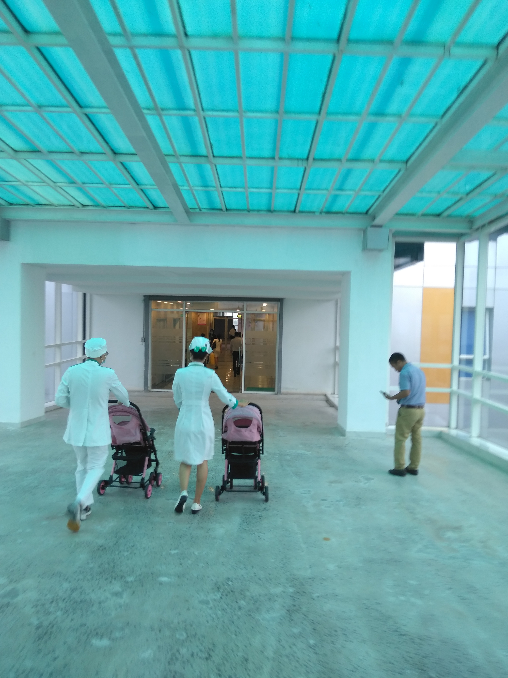 Phút nghẹn lòng của ba mẹ Trúc Nhi-Diệu Nhi khi con xuất viện