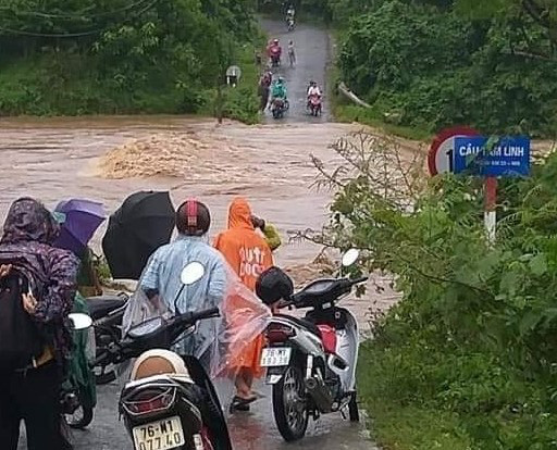 Quảng Nam mưa trắng trời, đường phố l&ecirc;nh l&aacute;ng, nh&agrave; d&acirc;n tốc m&aacute;i - Ảnh 14.