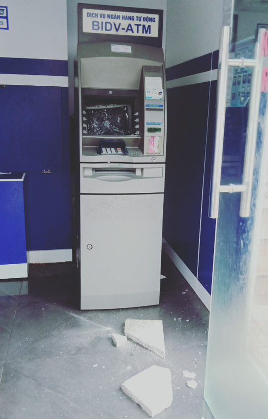 Kẻ lạ dùng đá ném vỡ máy ATM ở Vũng Tàu