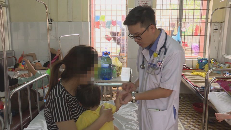 Đắk Lắk: Bệnh tay ch&acirc;n miệng b&ugrave;ng ph&aacute;t, trường học x&acirc;y dựng kế hoạch ph&ograve;ng chống - Ảnh 1.
