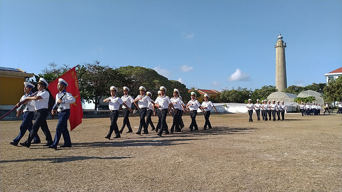 Chào cờ trên Song Tử Tây