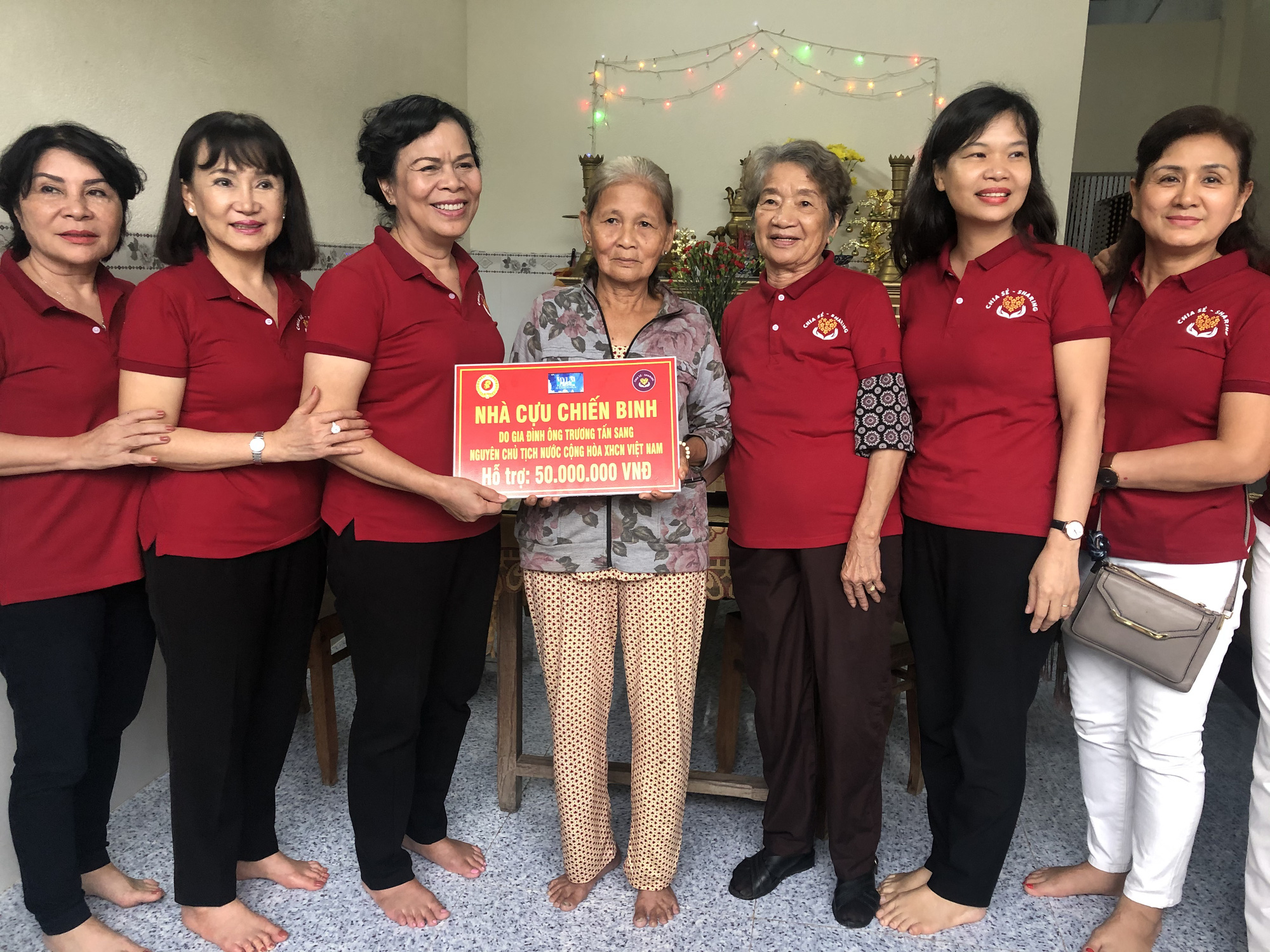Phu nhân nguyên Chủ tịch nước Trương Tấn Sang trao tặng 500 bộ áo phao cho ngư dân Quảng Ngãi