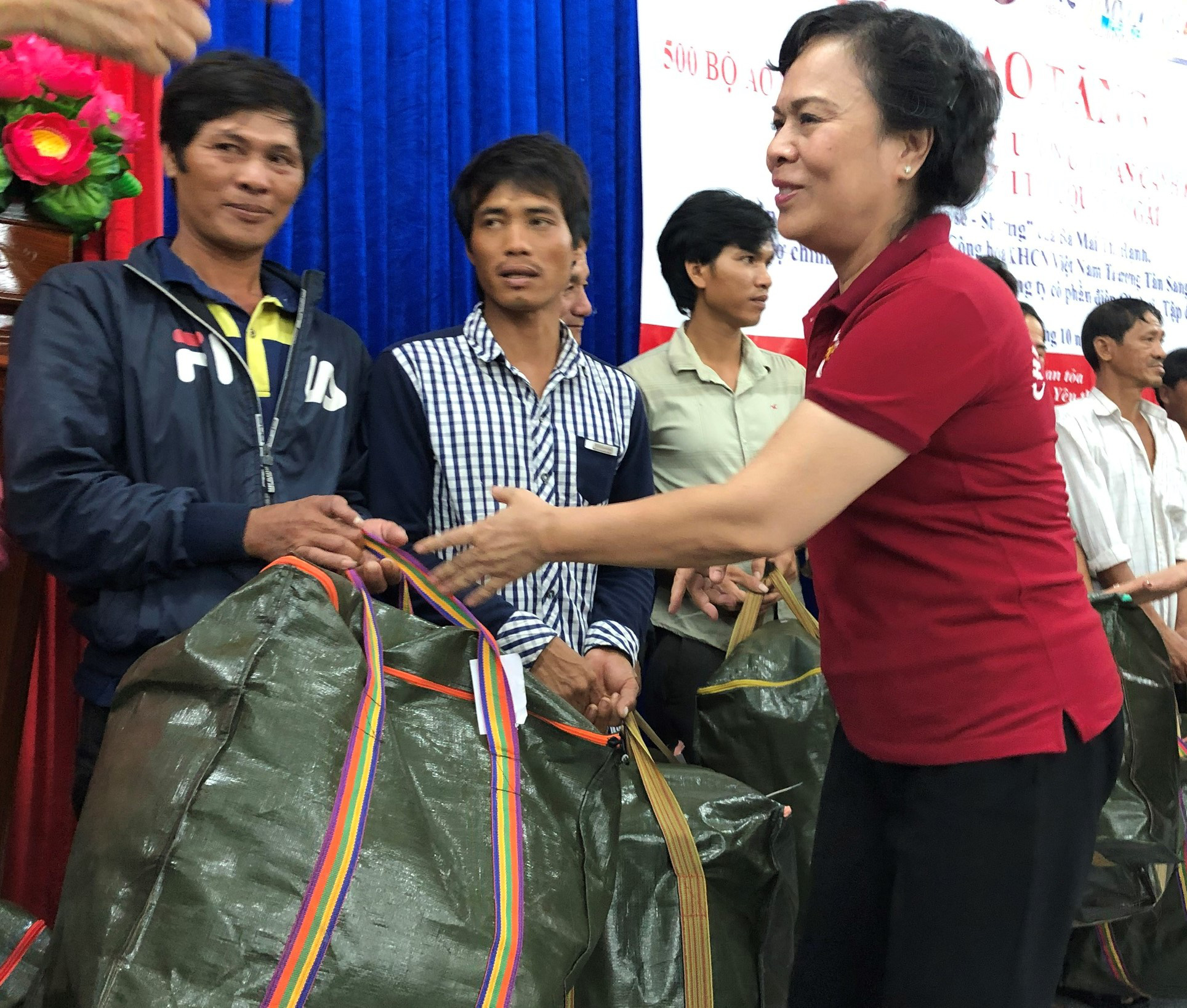 Phu nh&acirc;n nguy&ecirc;n Chủ tịch nước Trương Tấn Sang trao tặng 500 bộ &aacute;o phao cho ngư d&acirc;n Quảng Ng&atilde;i - Ảnh 1.