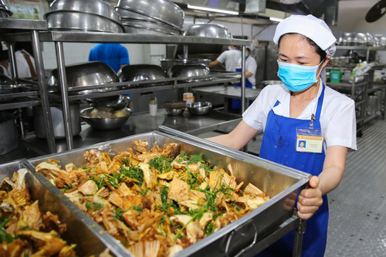 BỮA ĂN CHO CÔNG NHÂN RẤT QUAN TRỌNG (*): Bảo đảm an toàn, dinh dưỡng