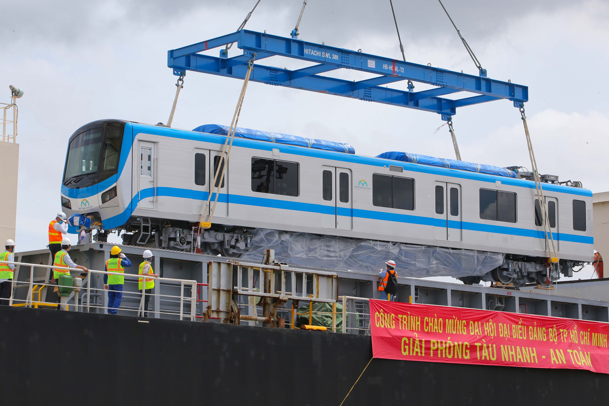 Cân chỉnh từng li để đưa 3 toa tàu metro số 1 lên xe khủng - Ảnh 4.