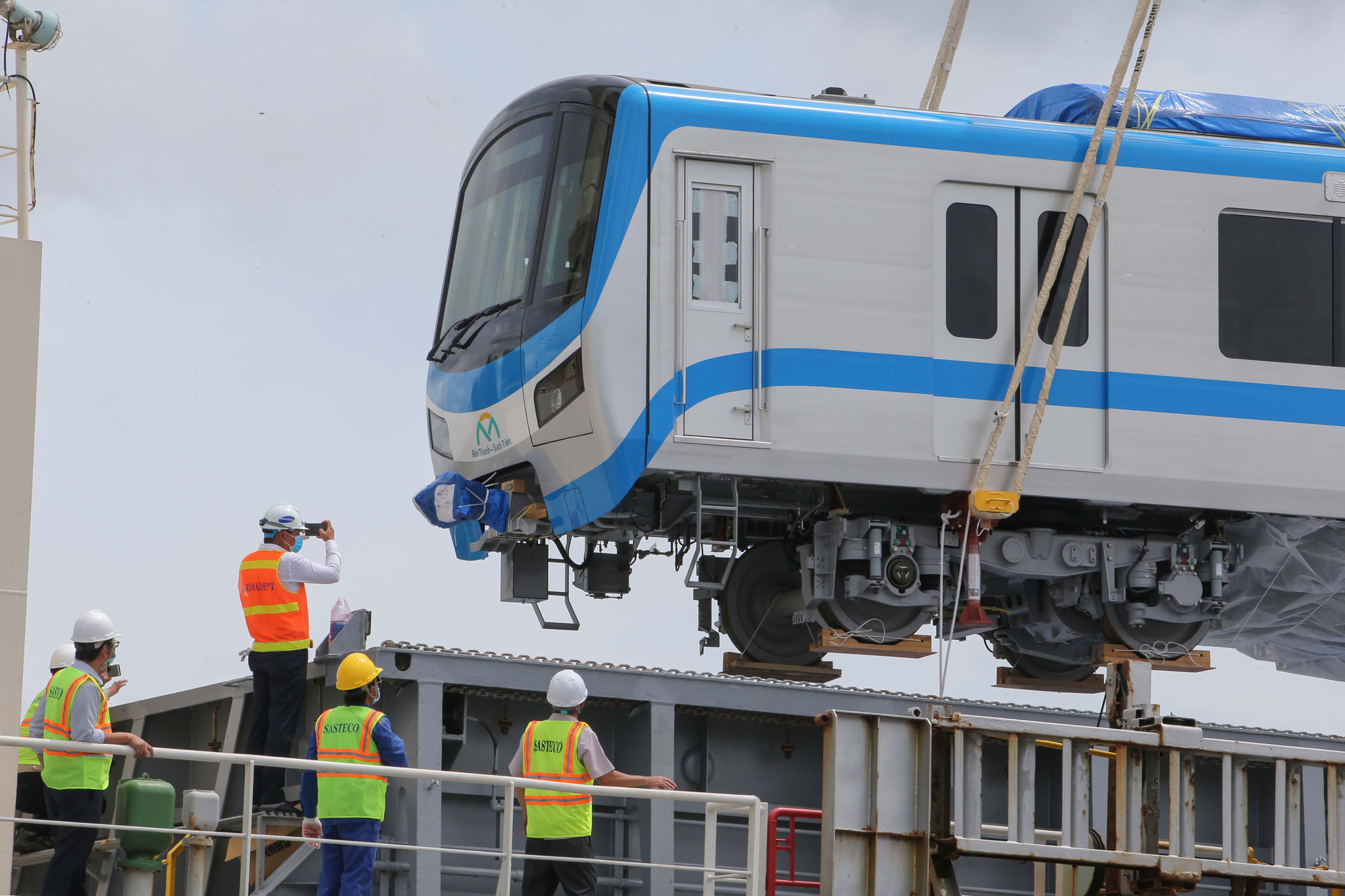 Cân chỉnh từng li để đưa 3 toa tàu metro số 1 lên xe  khủng