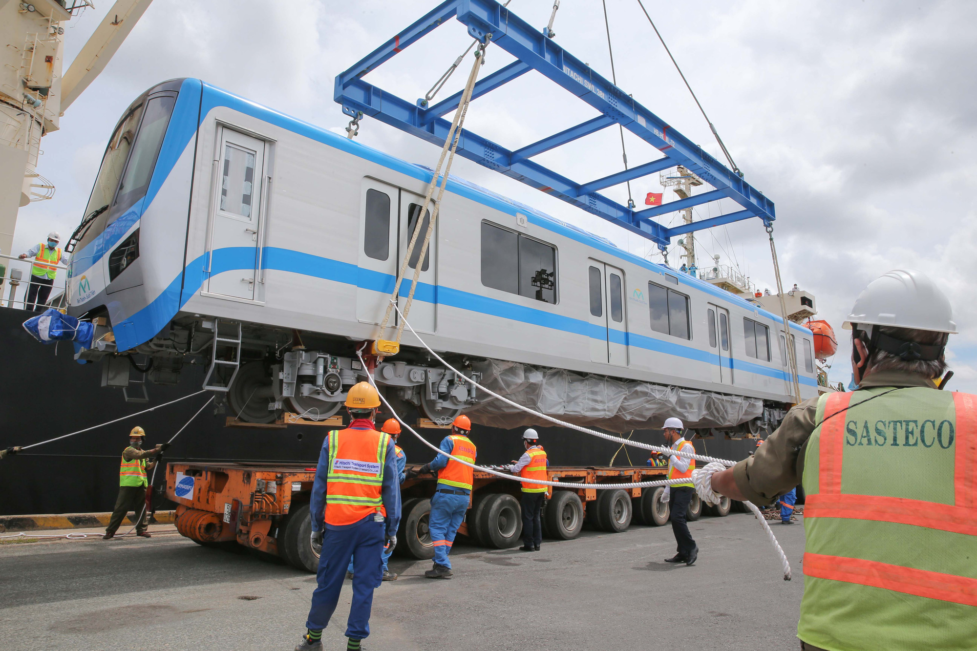 Cân chỉnh từng li để đưa 3 toa tàu metro số 1 lên xe khủng - Ảnh 7.