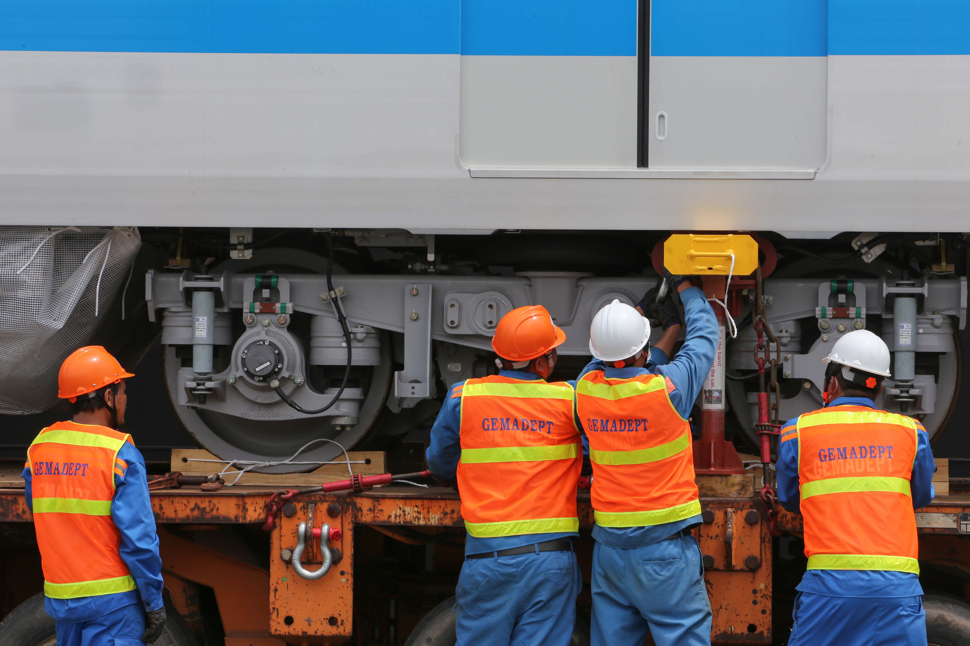 Cân chỉnh từng li để đưa 3 toa tàu metro số 1 lên xe khủng - Ảnh 9.