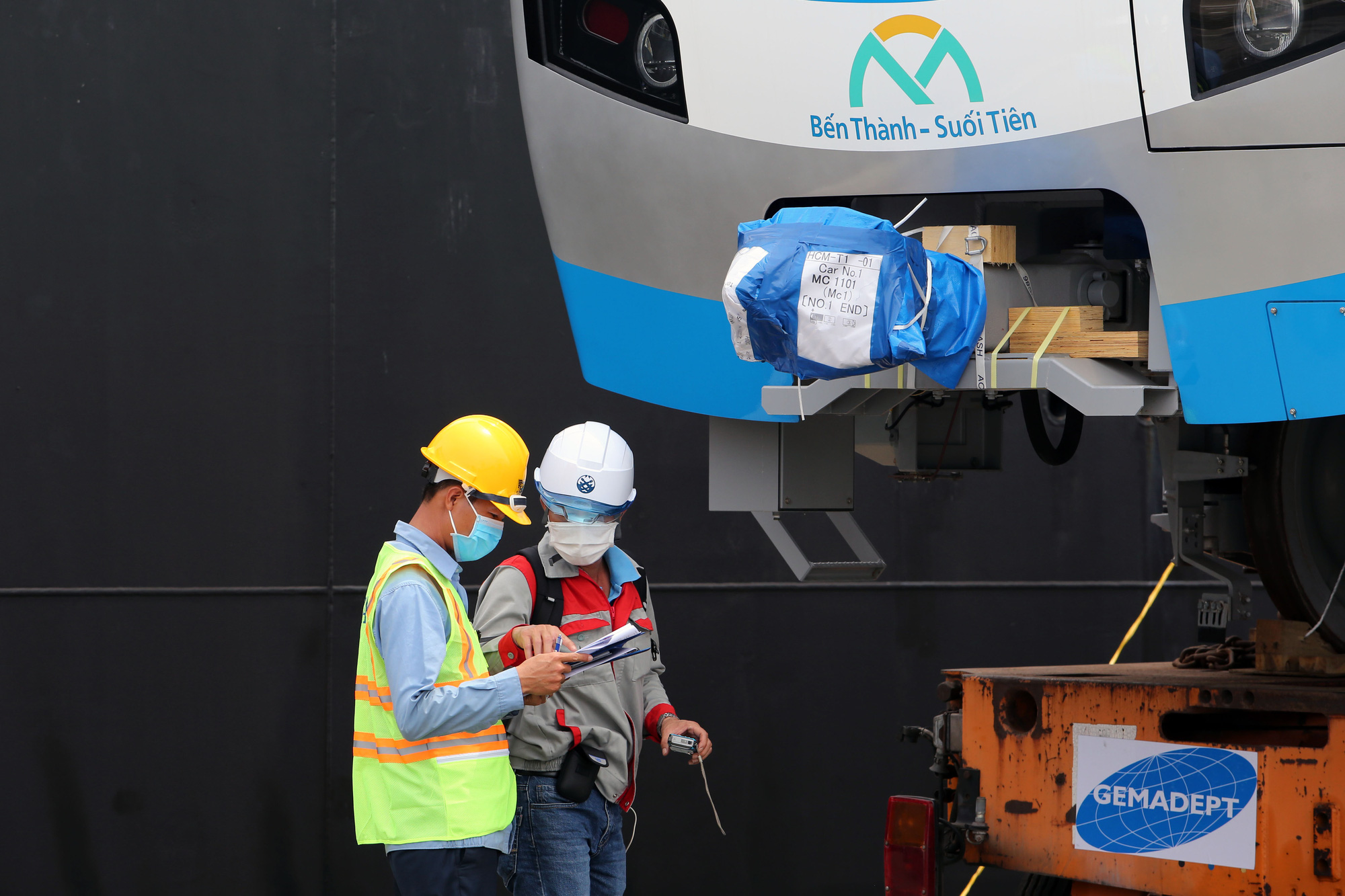 Cân chỉnh từng li để đưa 3 toa tàu metro số 1 lên xe khủng - Ảnh 8.