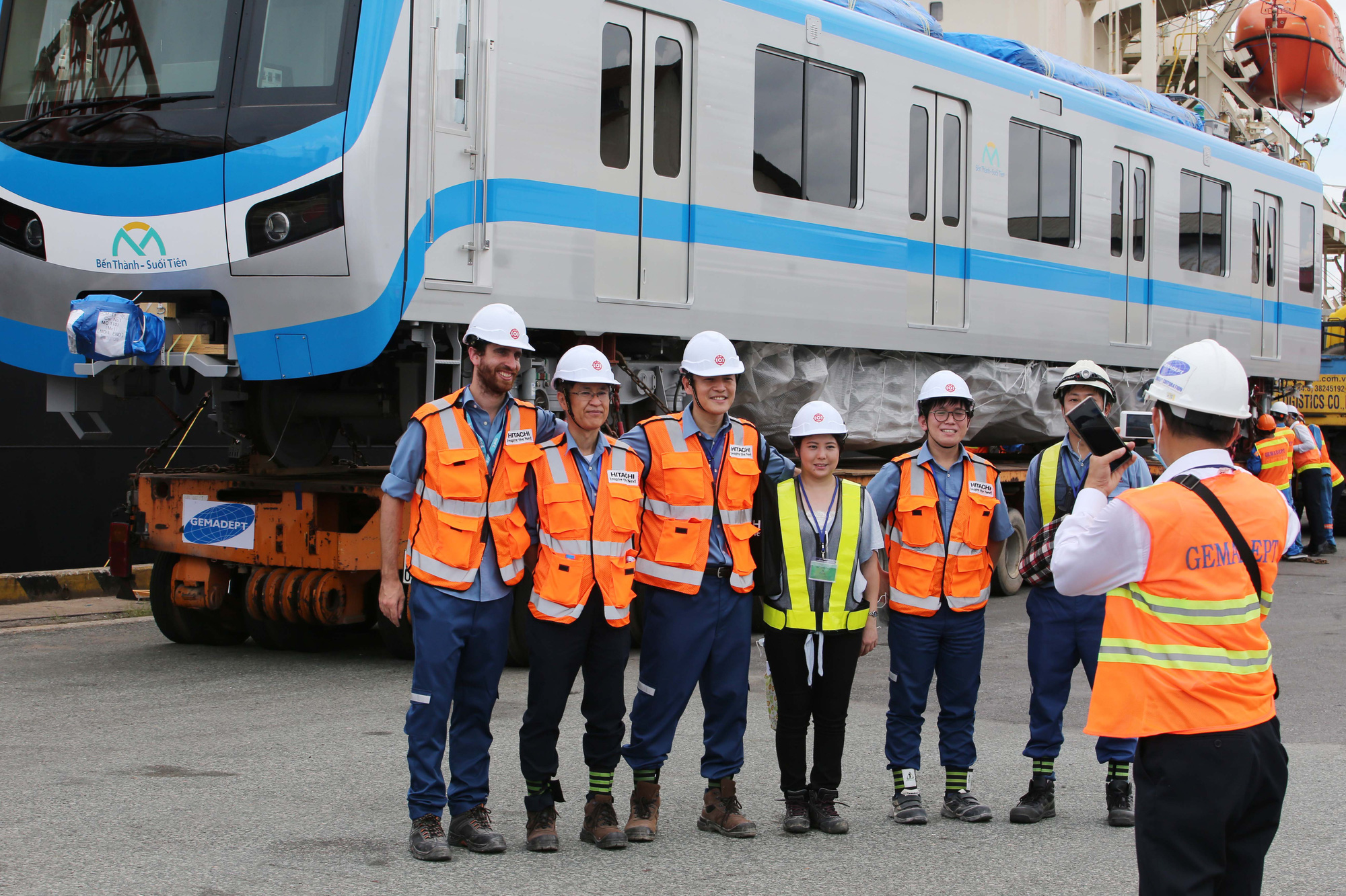 Cân chỉnh từng li để đưa 3 toa tàu metro số 1 lên xe khủng - Ảnh 11.