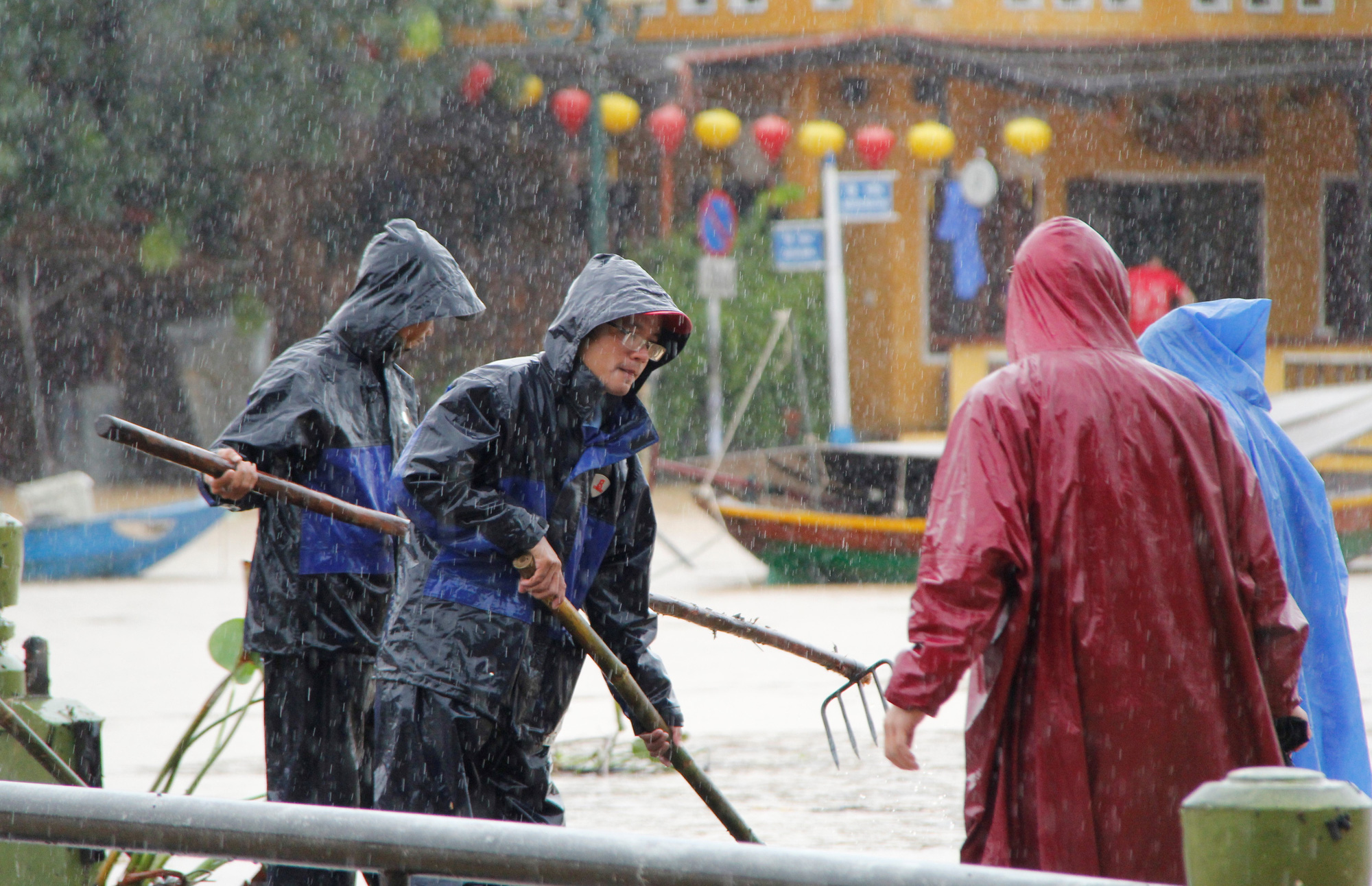 Nước s&ocirc;ng Ho&agrave;i l&ecirc;n nhanh g&acirc;y ngập nặng, người Hội An hối hả chạy lũ - Ảnh 7.