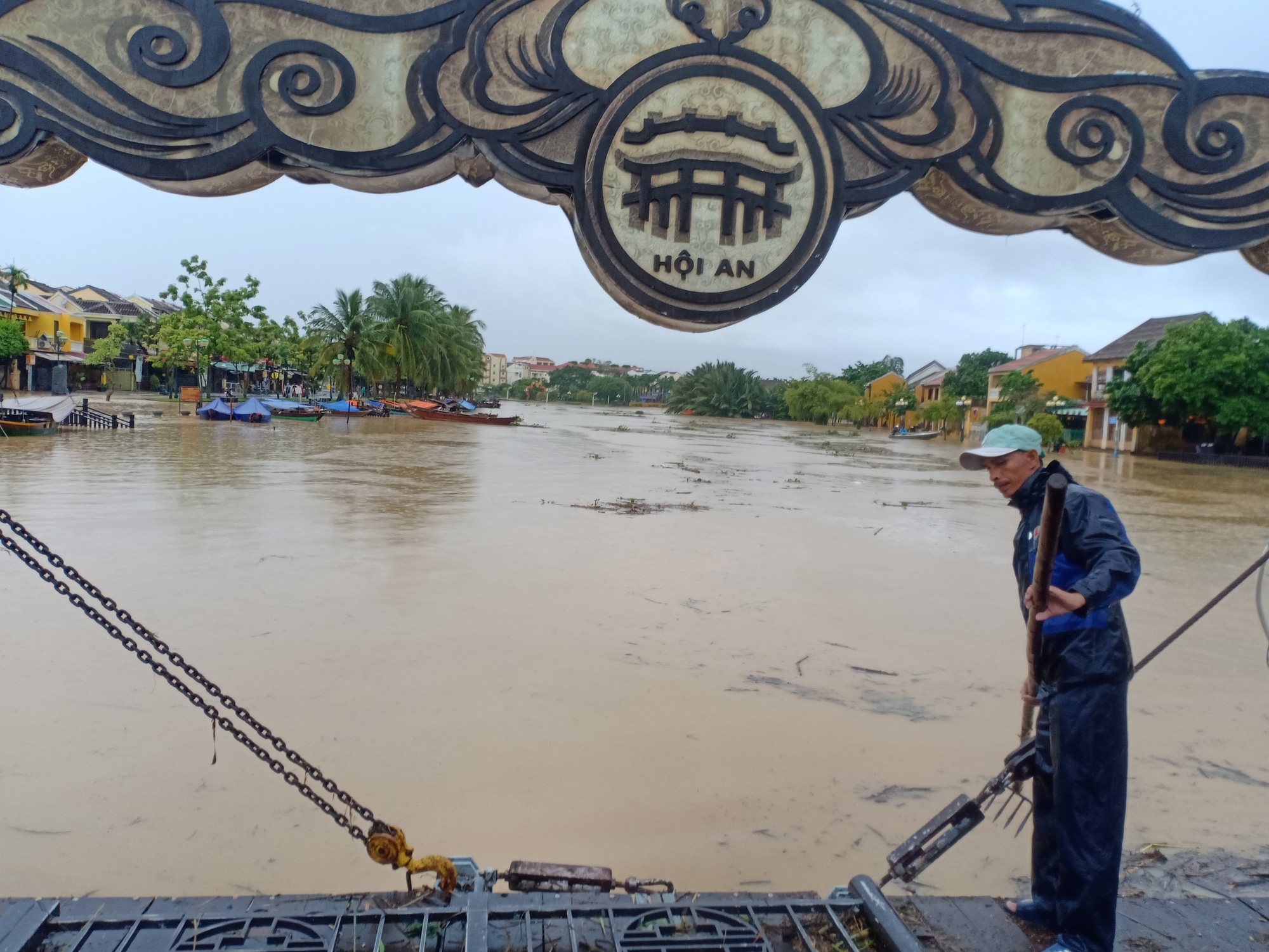 Nước s&ocirc;ng Ho&agrave;i l&ecirc;n nhanh g&acirc;y ngập nặng, người Hội An hối hả chạy lũ - Ảnh 5.