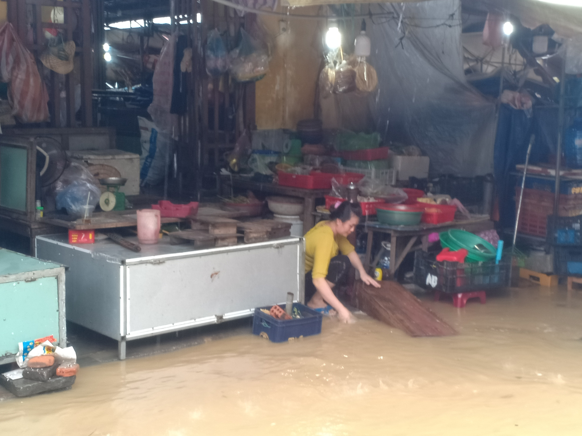 Nước s&ocirc;ng Ho&agrave;i l&ecirc;n nhanh g&acirc;y ngập nặng, người Hội An hối hả chạy lũ - Ảnh 8.