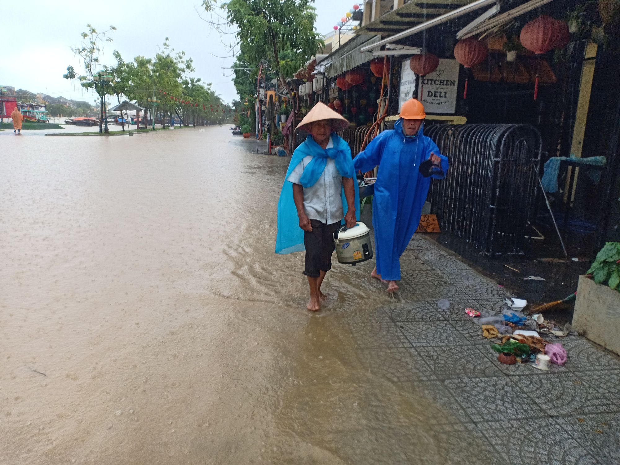 Nước s&ocirc;ng Ho&agrave;i l&ecirc;n nhanh g&acirc;y ngập nặng, người Hội An hối hả chạy lũ - Ảnh 11.