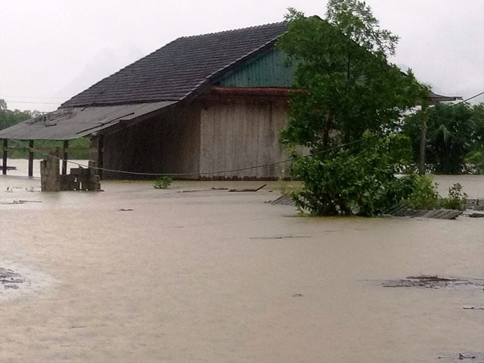 Hơn 100 nhà dân vùng "rốn lũ" Tân Hóa chìm trong biển nước