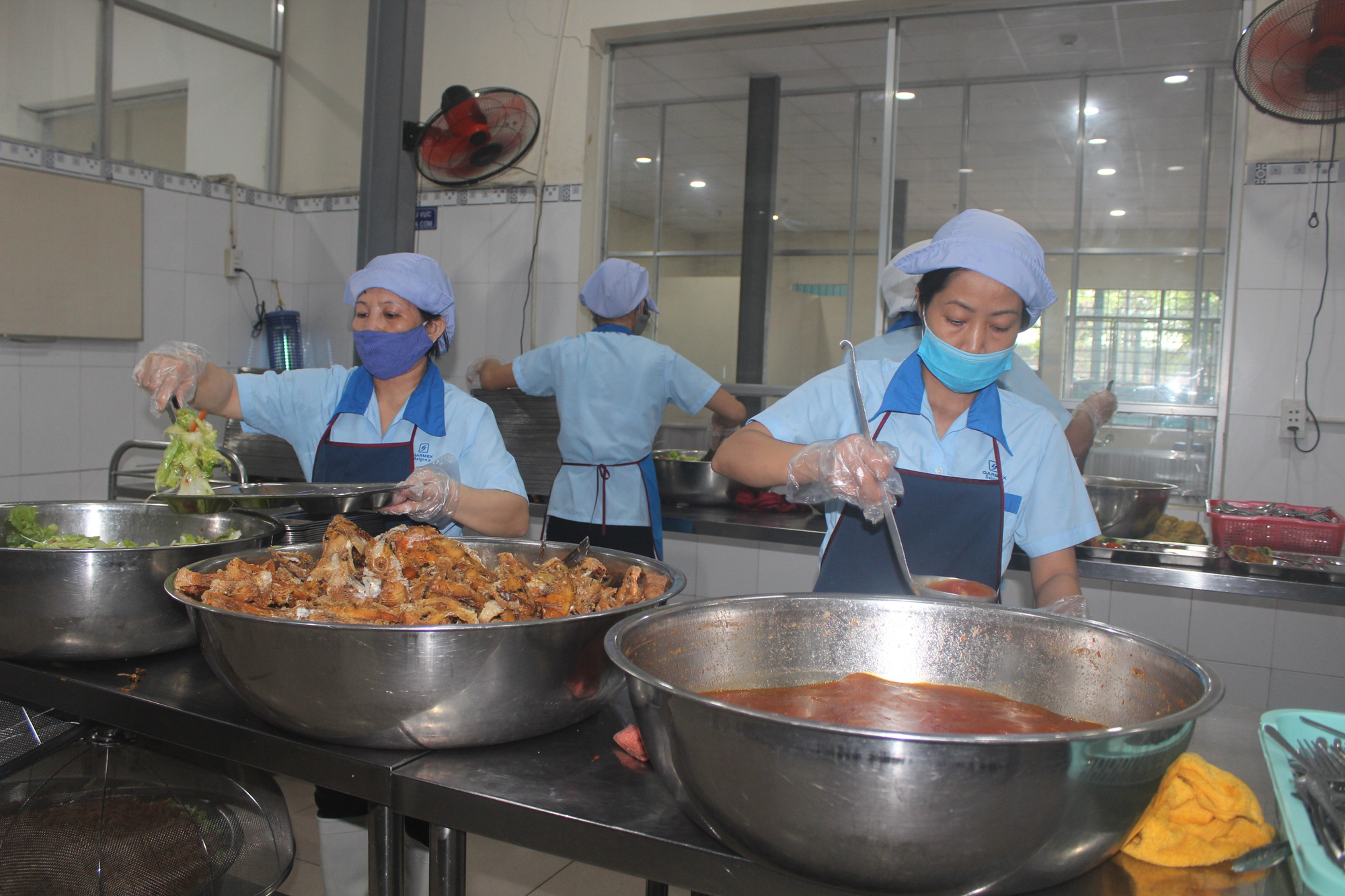 Bữa ăn trưa 18.000 đồng của c&ocirc;ng nh&acirc;n c&oacute; g&igrave;? - Ảnh 4.