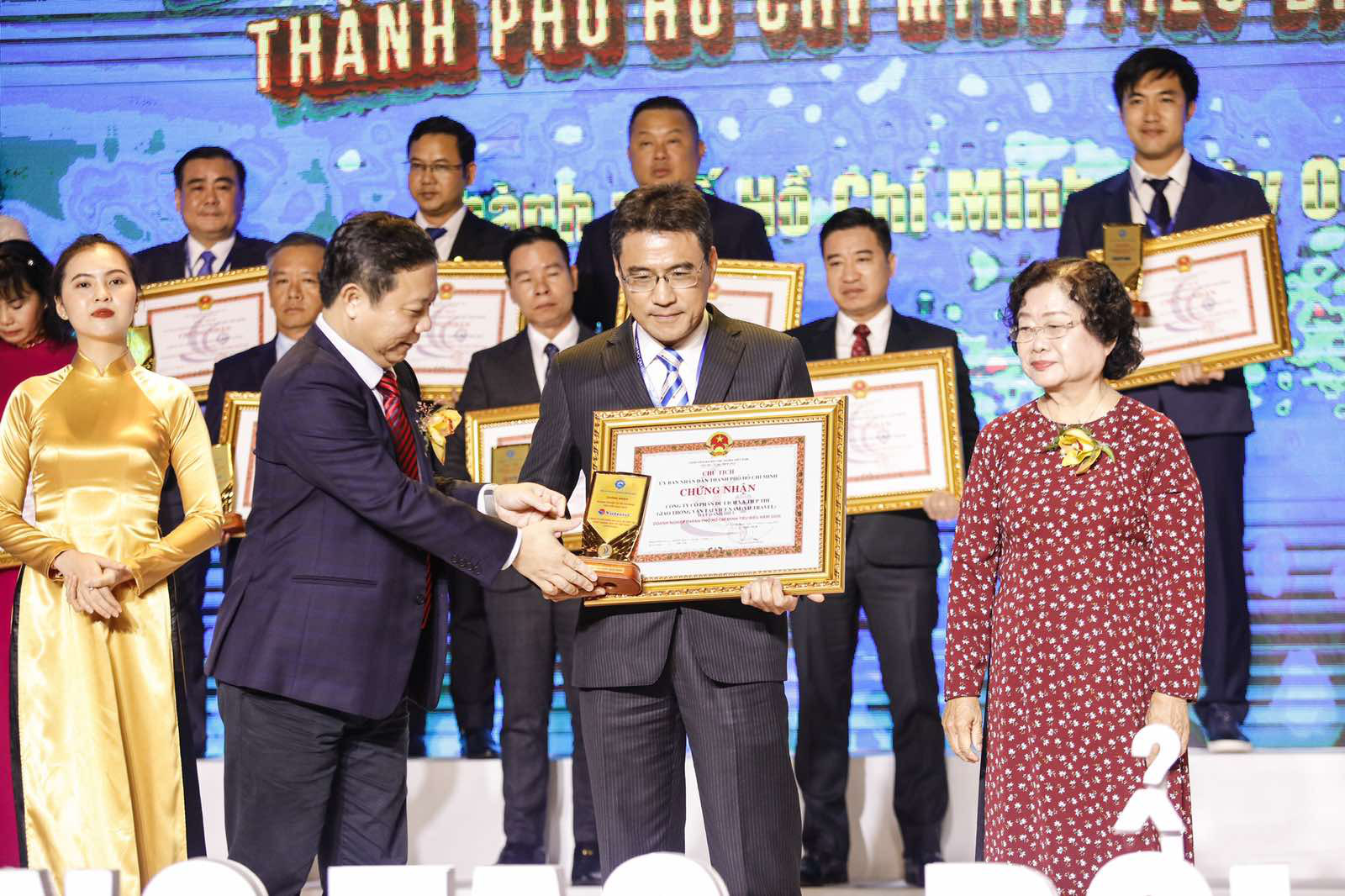 Vietravel đạt danh hiệu &ldquo;Doanh nghiệp, Doanh nh&acirc;n TP HCM ti&ecirc;u biểu năm 2020&rdquo; - Ảnh 2.
