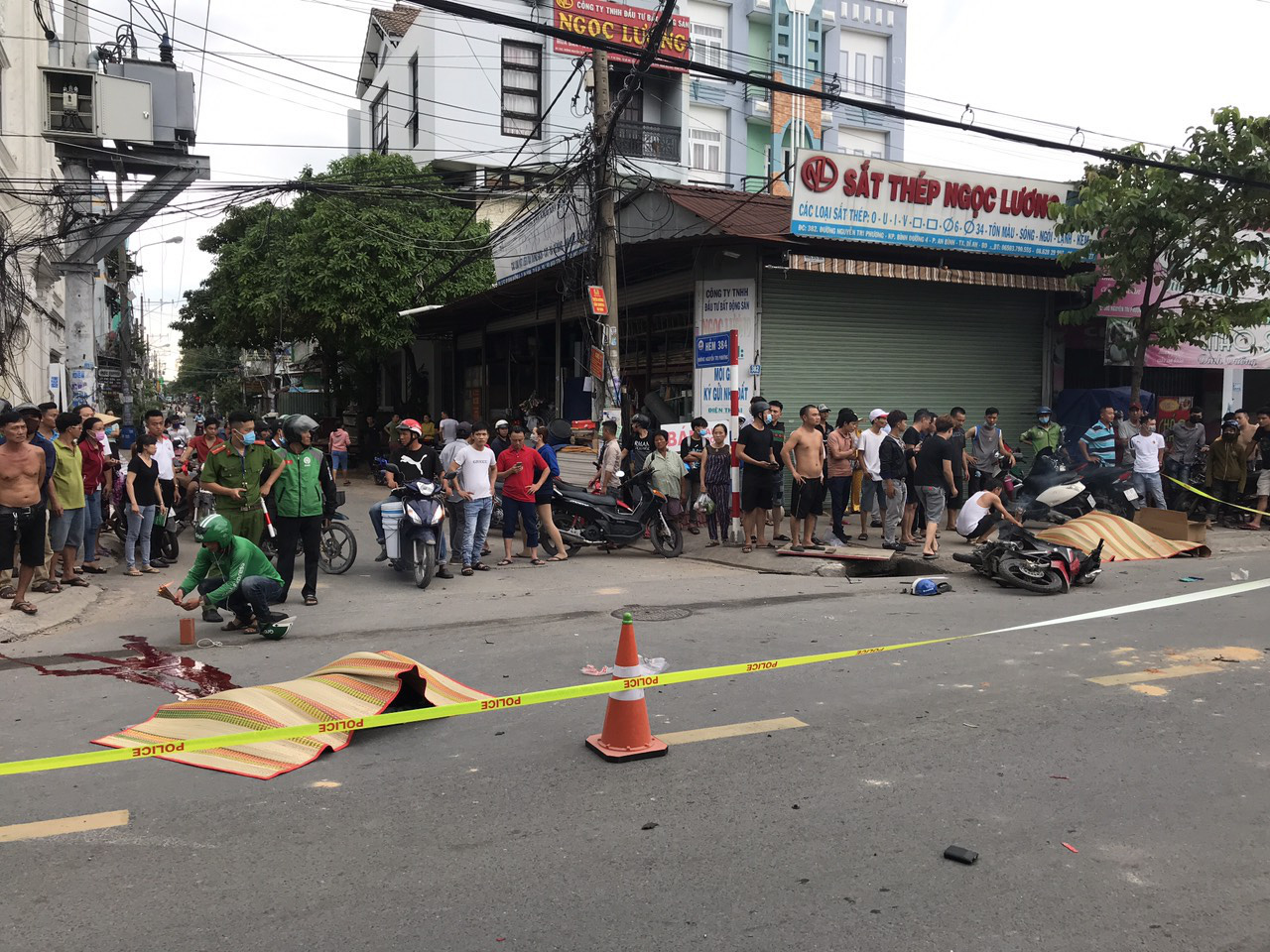 B&igrave;nh Dương: Xe m&aacute;y v&agrave; &ocirc; t&ocirc; va chạm, 2 người tử vong - Ảnh 2.