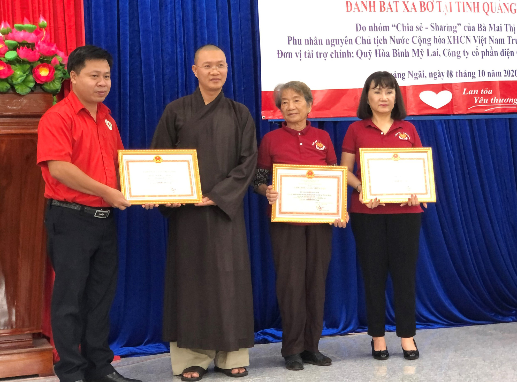 Phu nh&acirc;n nguy&ecirc;n Chủ tịch nước Trương Tấn Sang trao tặng 500 bộ &aacute;o phao cho ngư d&acirc;n Quảng Ng&atilde;i - Ảnh 3.