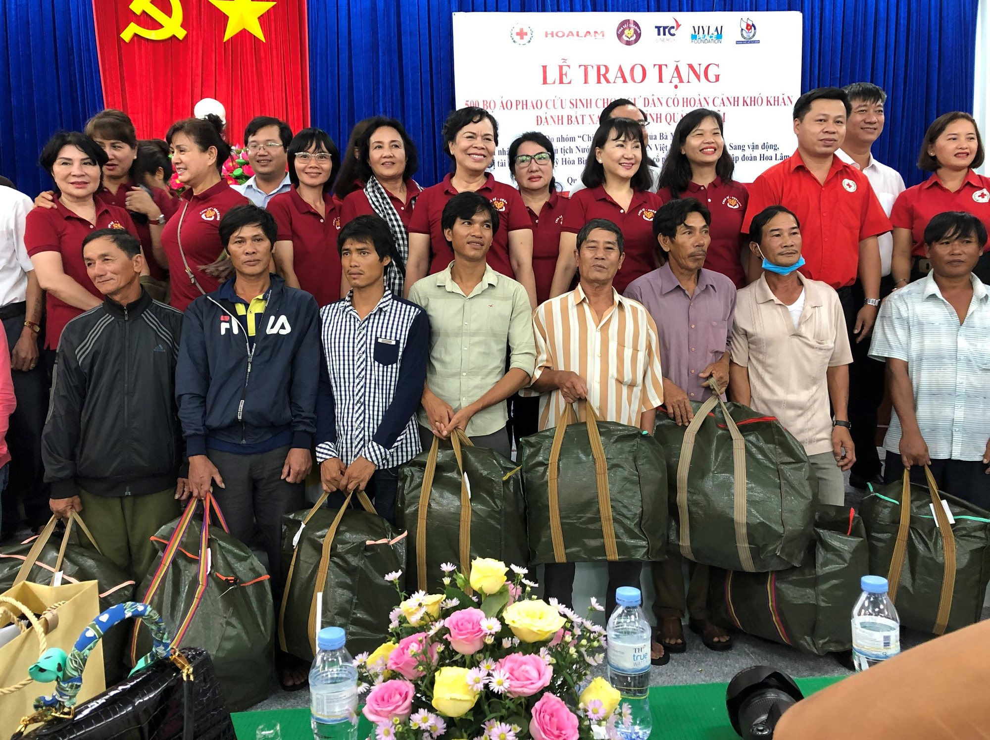 Phu nh&acirc;n nguy&ecirc;n Chủ tịch nước Trương Tấn Sang trao tặng 500 bộ &aacute;o phao cho ngư d&acirc;n Quảng Ng&atilde;i - Ảnh 2.