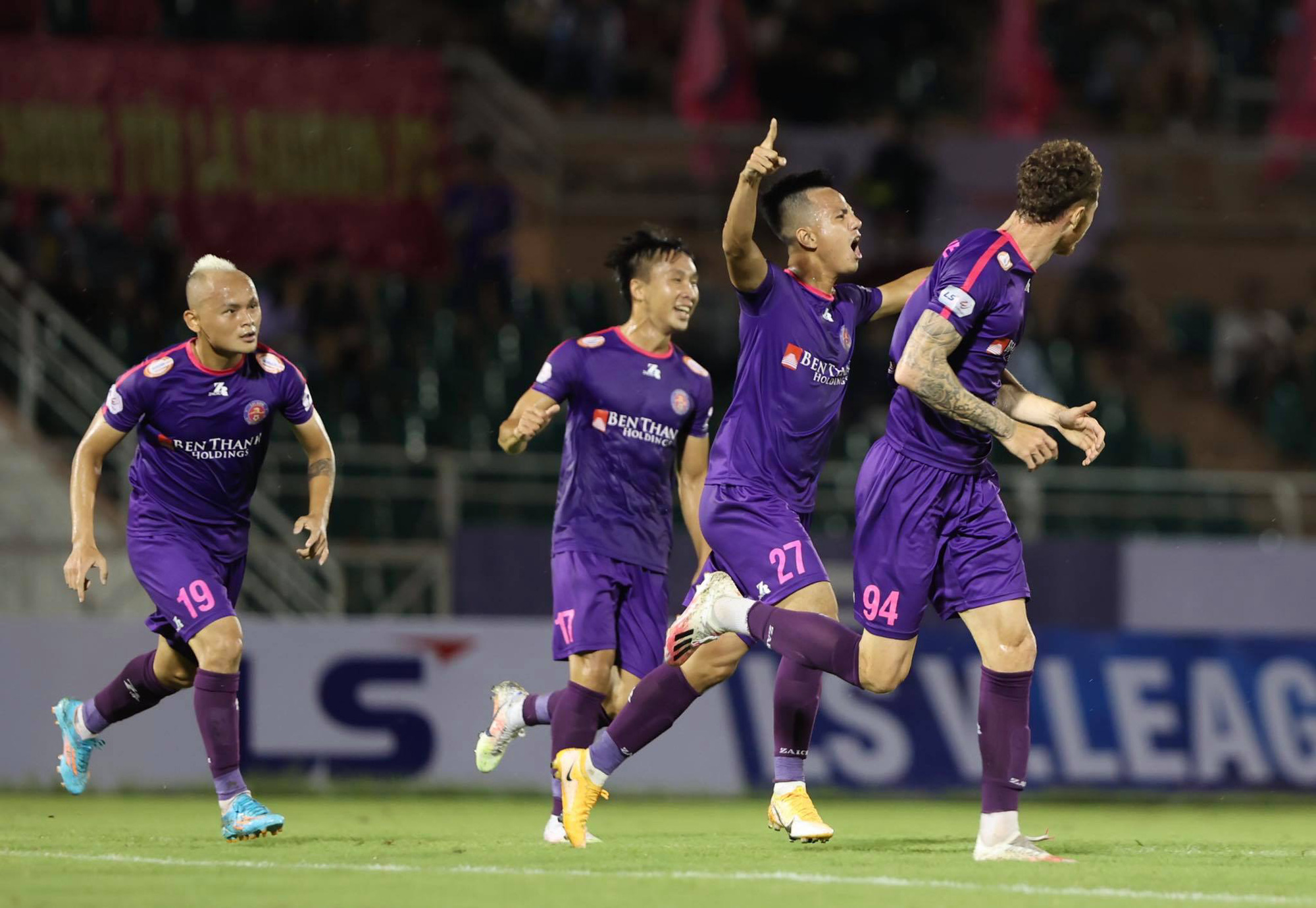 Thắng vất vả trên sân Thống Nhất, Sài Gòn FC vững ngôi đầu bảng