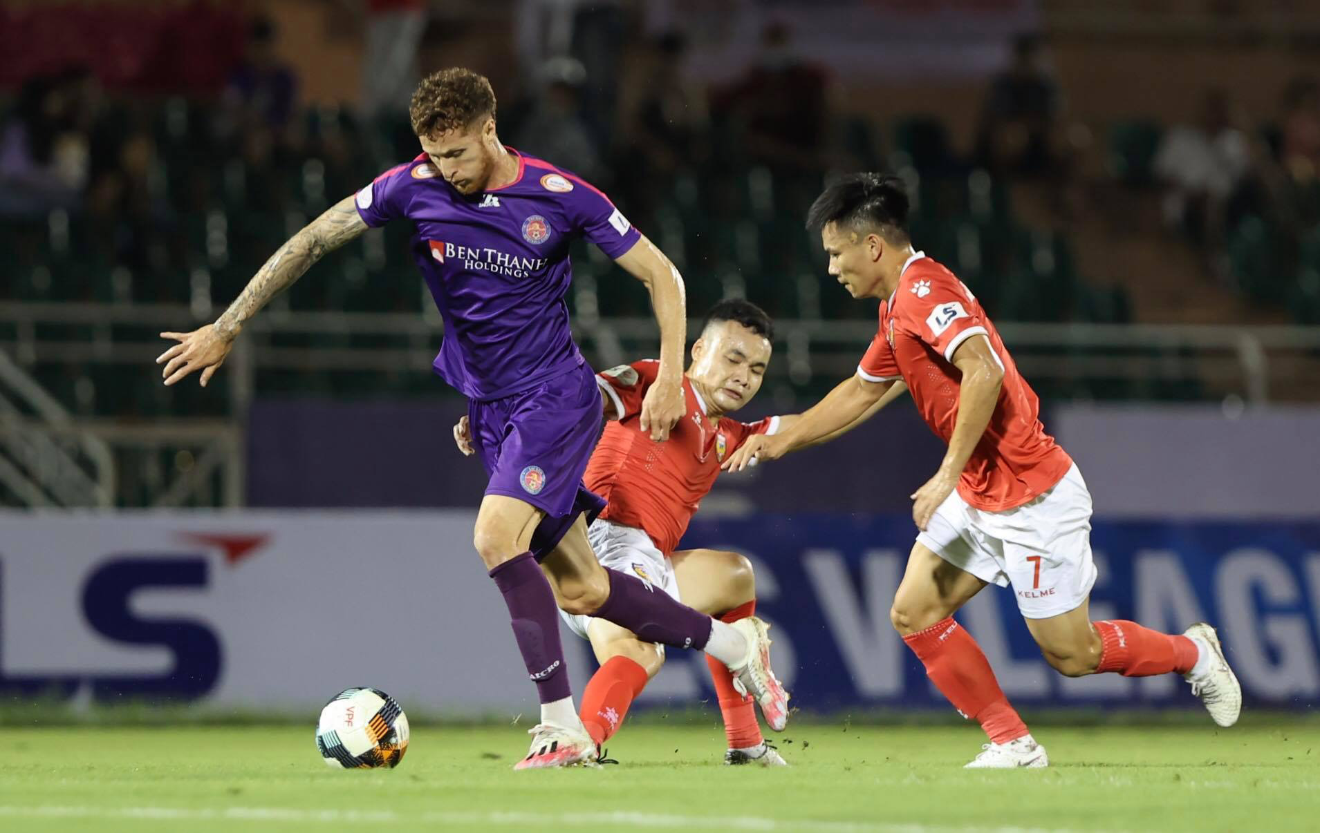 Thắng vất vả tr&ecirc;n s&acirc;n Thống Nhất, S&agrave;i G&ograve;n FC vững ng&ocirc;i đầu bảng - Ảnh 1.
