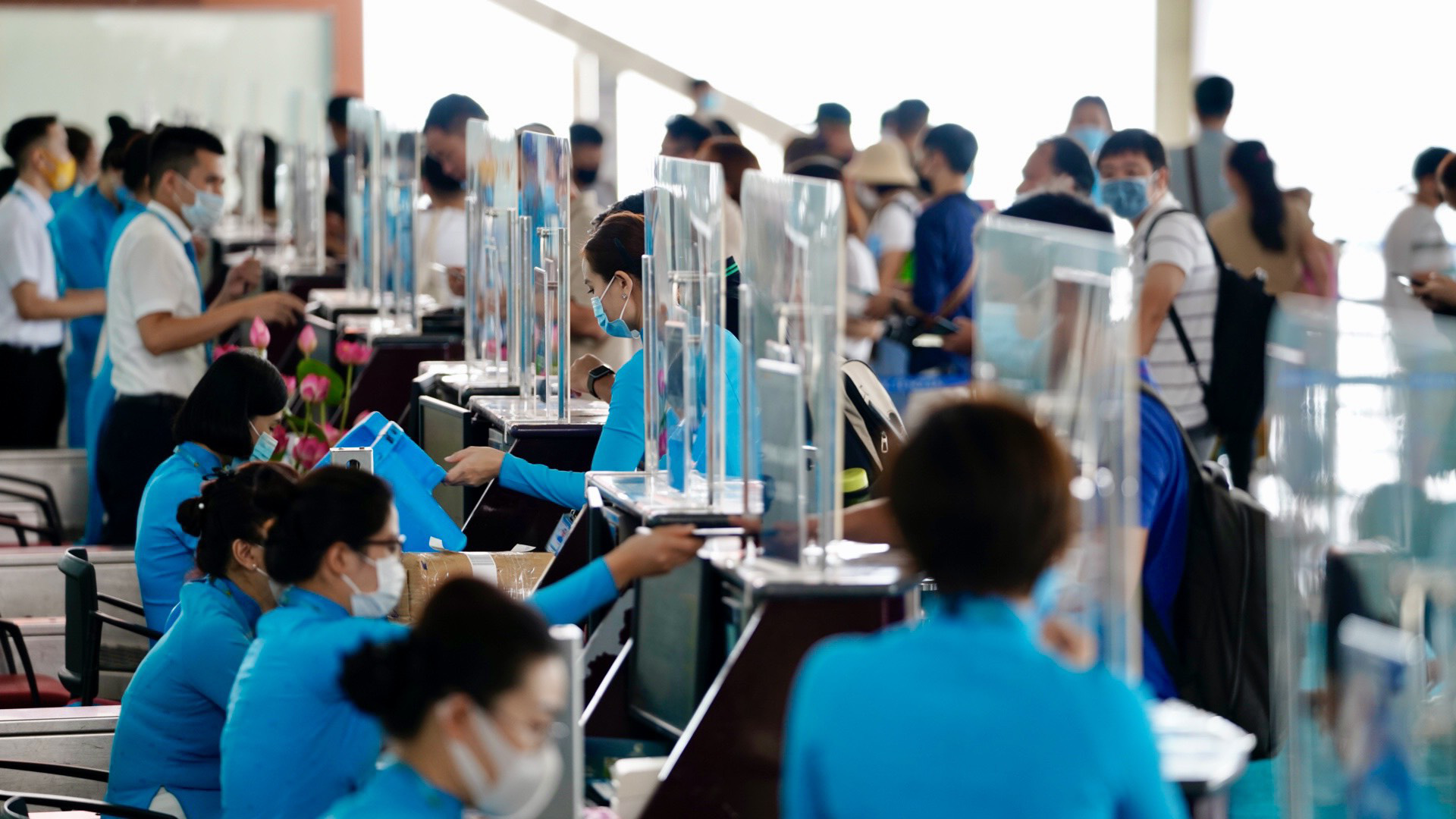 Kh&aacute;ch bay tăng trở lại, s&acirc;n bay Nội B&agrave;i tăng cường ph&ograve;ng dịch - Ảnh 4.