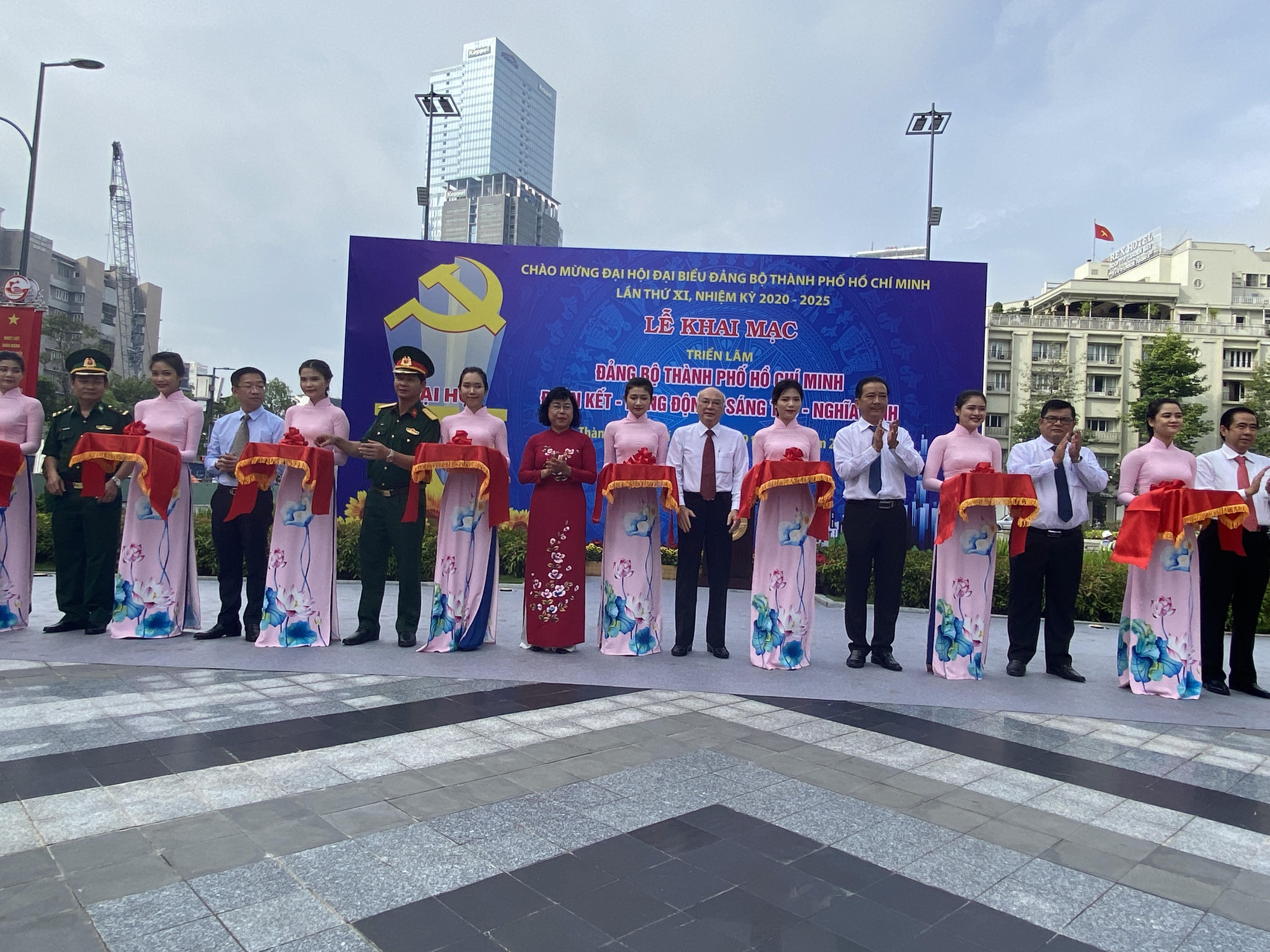 Triển lãm chào mừng Đại hội Đại biểu Đảng bộ TP HCM - Ảnh 1.