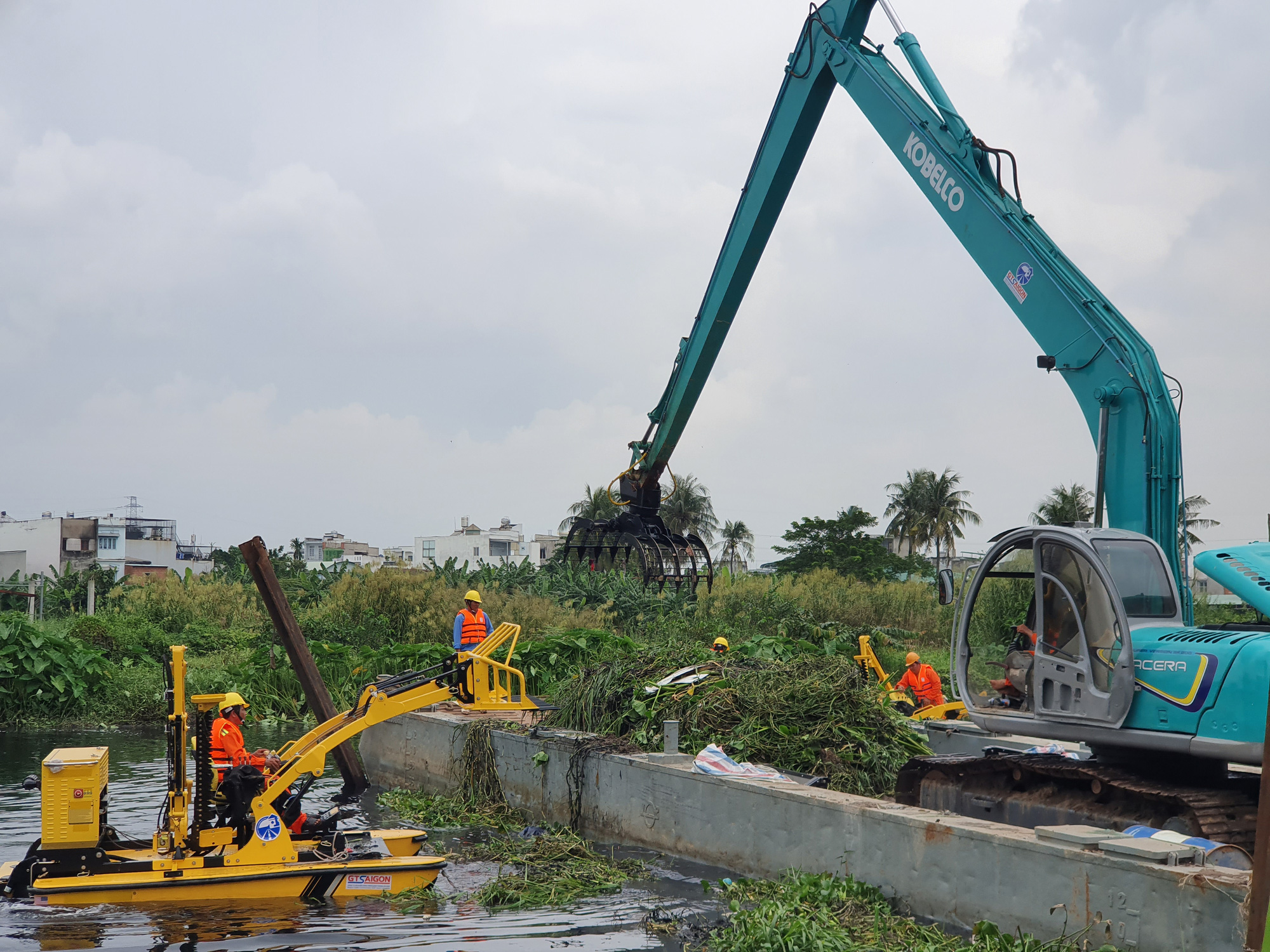 TP HCM thử nghiệm máy vớt rác trên sông
